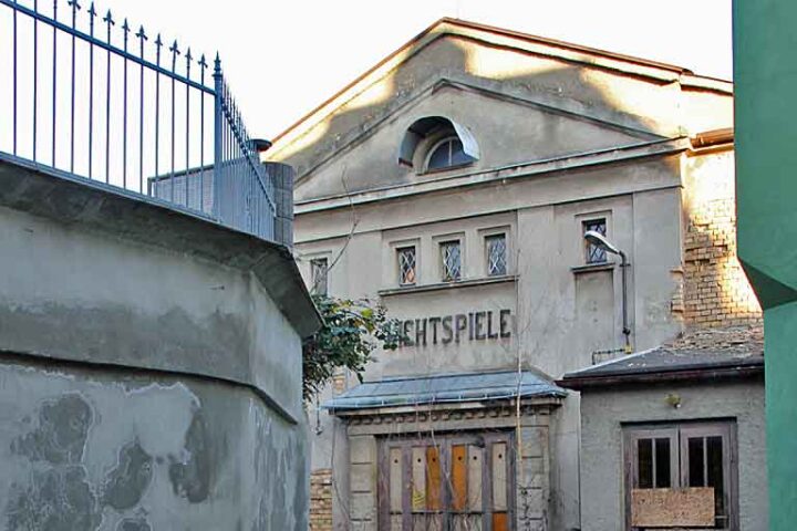 Blick zum Eingang der ehemaligen Kammerlichtspiele