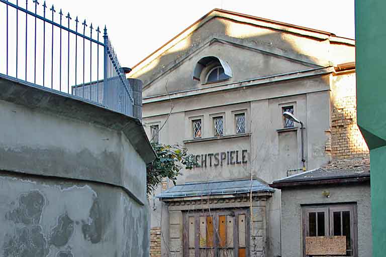Blick zum Eingang der ehemaligen Kammerlichtspiele