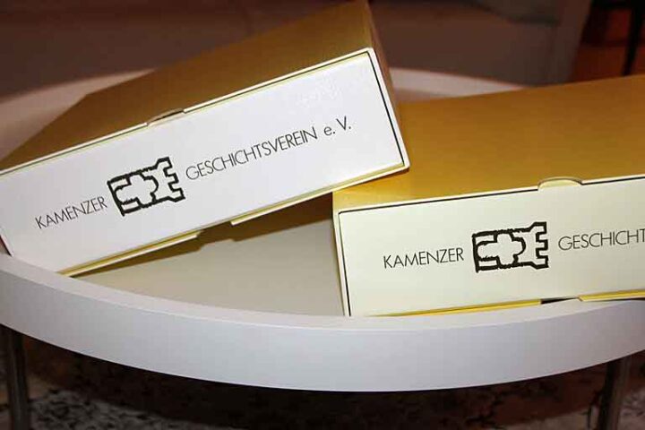 zwei Aktenordner mit dem Logo des Geschichtsvereins
