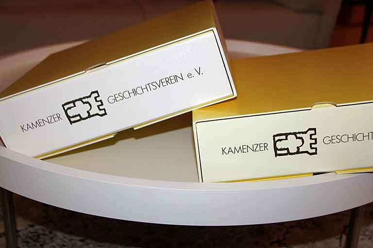 zwei Aktenordner mit dem Logo des Geschichtsvereins