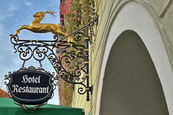 der Goldene Hirsch als Zunftzeichen an der Fassade