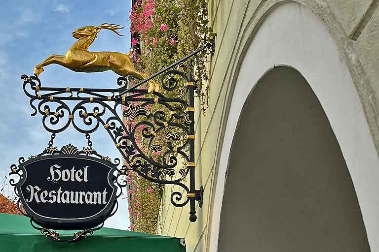 der Goldene Hirsch als Zunftzeichen an der Fassade